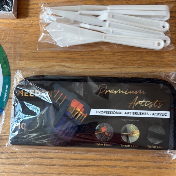 MEEDEN Acrylic Art Set with Easel and Paints - Picture 4 of 9